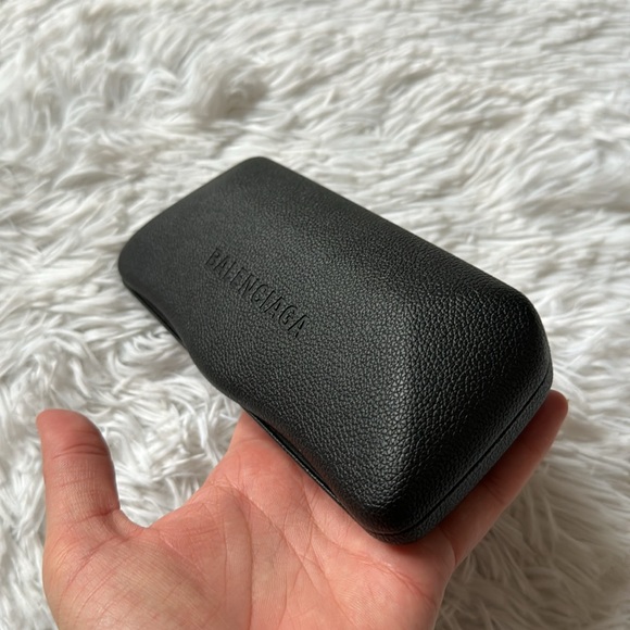 BALENCIAGA LEATHER SUNGLASSES CASE WITH CLEANING CLOTH BLACK - Picture 7 of 13